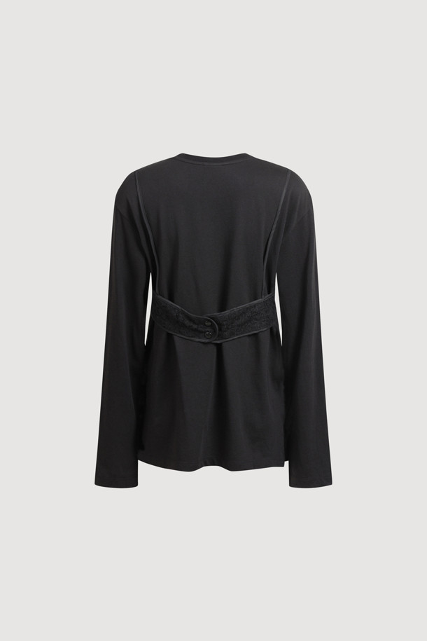 [Re-Order] 레이스 뷔스티에 긴 소매 티셔츠 (블랙)는 여성스러운 무드를 연출하는 티셔츠입니다. 슬림핏 디자인에 고급스러운 레이스 소재의 뷔스티에 디테일이 더해져 캐주얼하면서도 우아한 스타일을 완성합니다. 라운드넥과 긴 소매 기장으로 간절기에도 활용하기 좋으며, 앞뒤 레이어드 디자인으로 포인트를 더했습니다. 데이트룩이나 모임룩으로, 또는 캐주얼, 클래식, 로맨틱 등 다양한 스타일링에 매치하여 다채로운 연출이 가능합니다. 부드러운 면 소재로 제작되어 편안한 착용감을 선사합니다.
