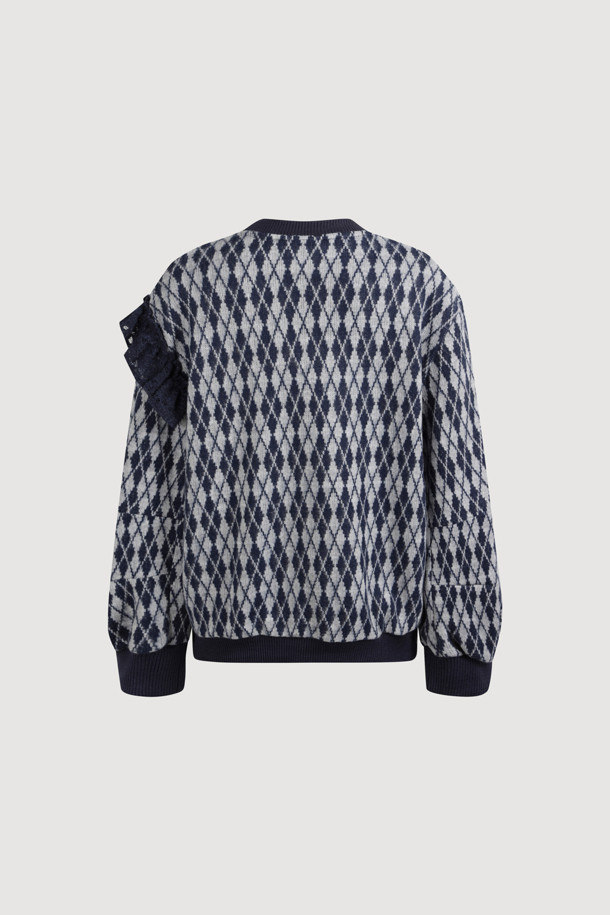 프릴 포인트 아가일 스웨트 티셔츠 (네이비)는 겨울철 캐주얼룩을 완성해 줄 여성 의류입니다. 부드러운 기모 소재로 제작되어 포근한 착용감을 선사하며, 루즈핏 디자인으로 편안하게 즐길 수 있습니다. 네이비 컬러에 아가일 패턴이 더해져 클래식한 무드를 자아내며, 프릴 장식과 레터링 자수, 어깨 및 앞판 배색 디테일로 포인트를 더했습니다. 집콕룩이나 산책룩 등 다양한 TPO에 활용 가능하며, 캐주얼, 클래식, 미니멀 스타일을 모두 소화할 수 있는 활용도 높은 아이템입니다. 긴 소매 기장의 라운드넥 디자인으로 어떤 하의와도 잘 어울립니다.
