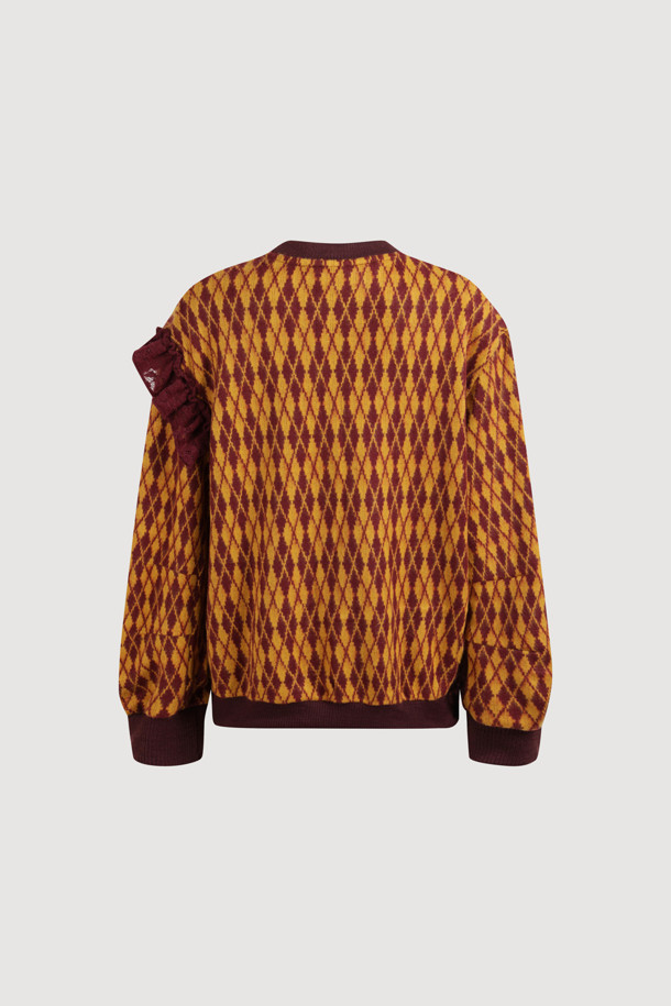 프릴 포인트 아가일 스웨트 티셔츠 (와인)는 포근한 기모 안감으로 따뜻함을 더한 여성용 맨투맨입니다. 캐주얼한 무드의 루즈핏으로 편안하게 착용 가능하며, 라운드넥과 긴 소매 기장으로 디자인되었습니다. 아가일 패턴과 프릴 디테일, 레터링 자수가 돋보여 포인트를 더했습니다. 집콕룩이나 산책룩 등 데일리하게 활용하기 좋으며, 미니멀, 클래식 스타일을 즐겨 입는 분들께 추천합니다. 다만, 필링에 주의하여 관리해야 합니다.
