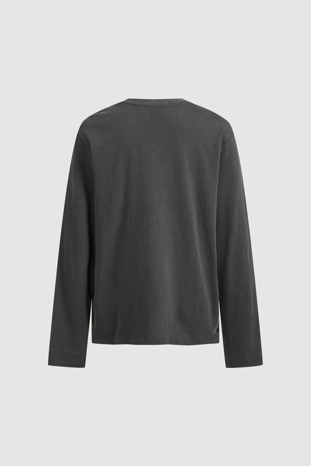 다크 그레이 컬러의 레터링 포인트 롱 슬리브 티셔츠입니다. 코튼과 모달 혼방 소재로 제작되어 부드러운 촉감을 선사하며, 앞면에 레터링 프린트가 특징입니다. 라운드넥에 루즈핏으로 편안하게 착용 가능하며, 봄, 가을, 겨울 시즌에 활용하기 좋습니다. 캐주얼, 미니멀, 클래식 스타일을 연출하기 좋으며, 산책룩이나 집콕룩으로도 안성맞춤입니다. 피그먼트 워싱 가공으로 자연스러운 멋을 더했습니다.
