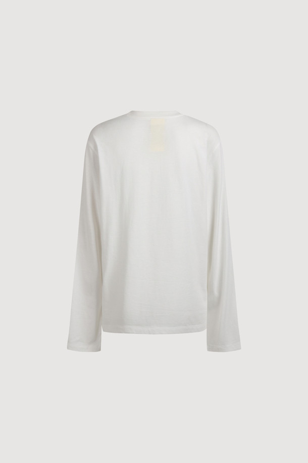 화이트 컬러의 레터링 포인트 롱 슬리브 티셔츠입니다. 부드러운 면과 모달 혼방 소재로 제작되어 편안한 착용감을 선사하며, 봄, 가을 시즌에 활용하기 좋습니다. 여유로운 루즈핏에 라운드넥 디자인으로 캐주얼하고 베이직한 스타일을 연출합니다. 앞면에 레터링 프린트가 포인트로 들어가 밋밋함을 덜어주며, 피그먼트 염색 처리로 은은한 멋을 더했습니다. 산책룩, 미니멀 스타일 연출에 적합하며, 얇은 두께감으로 간절기에도 부담 없이 착용할 수 있습니다.
