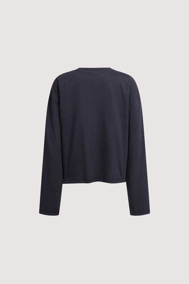 다크 네이비 색상의 프릴 포인트 스탠다드핏 긴팔 티셔츠입니다. 봄, 가을에 어울리는 얇은 두께의 면 소재로 제작되어 편안한 착용감을 선사합니다. 라운드넥 디자인에 메쉬 프릴 디테일이 더해져 캐주얼하면서도 여성스러운 분위기를 연출합니다. 16수 싱글 져지 소재로 제작되어 부드러운 촉감을 느낄 수 있으며, 데이트룩이나 봄 소풍룩과 같은 TPO에 활용하기 좋습니다. 미니멀, 캐주얼, 걸리시 스타일을 즐겨 입는 여성분들께 추천합니다.
