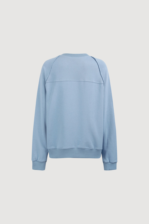 블루 컬러의 플라워 자수 스웨트 티셔츠입니다. 부드러운 면 소재로 제작되어 편안한 착용감을 선사하며, 봄, 가을 시즌에 활용하기 좋습니다. 캐주얼하고 미니멀한 스타일로, 일상복이나 봄 소풍룩으로 연출하기 좋습니다. 장미 모티브 프린트와 레터링 자수 디테일이 돋보이며, 루즈핏과 라운드넥 디자인으로 편안하게 착용할 수 있습니다. 긴 소매 기장으로 간절기 날씨에 적합하며, 다양한 하의와 매치하여 스타일리시하게 연출해보세요.
