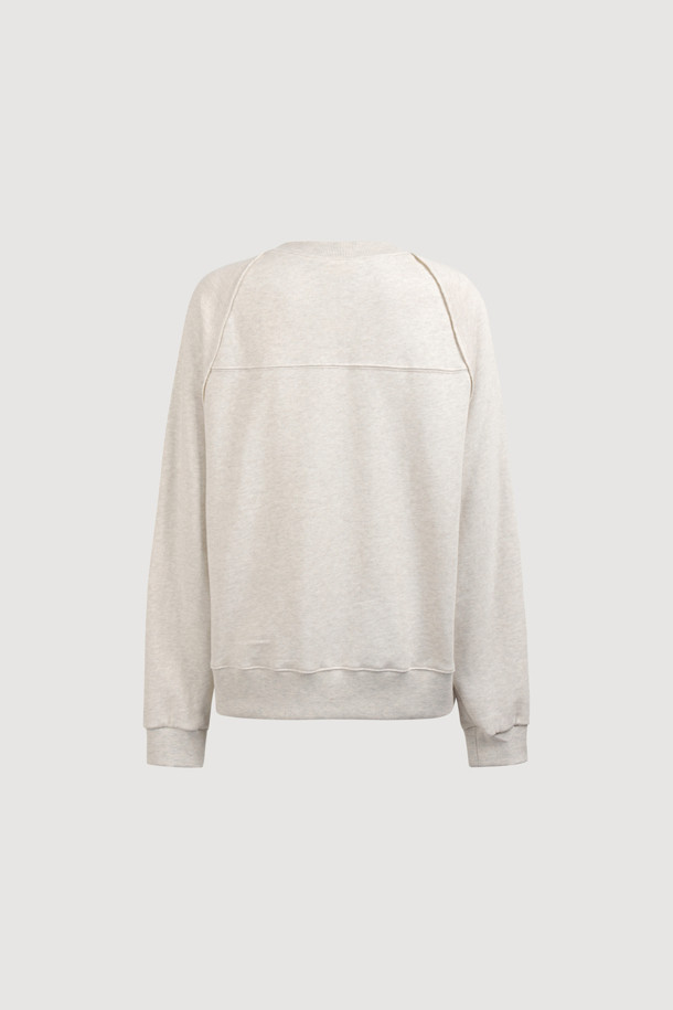 플라워 자수 스웨트 티셔츠 (오트밀)는 부드러운 면 소재로 제작되어 편안한 착용감을 선사합니다. 루즈핏으로 제작되어 여유로운 실루엣을 연출하며, 라운드넥과 긴소매 디자인으로 어떤 스타일에도 잘 어울립니다. 가을, 겨울 시즌에 적합하며, 두꺼운 두께감으로 따뜻하게 입을 수 있습니다. 장미 모티브와 레터링 자수 디테일이 돋보이는 캐주얼 스타일의 맨투맨으로, 집콕룩이나 산책룩으로 활용하기 좋습니다.
