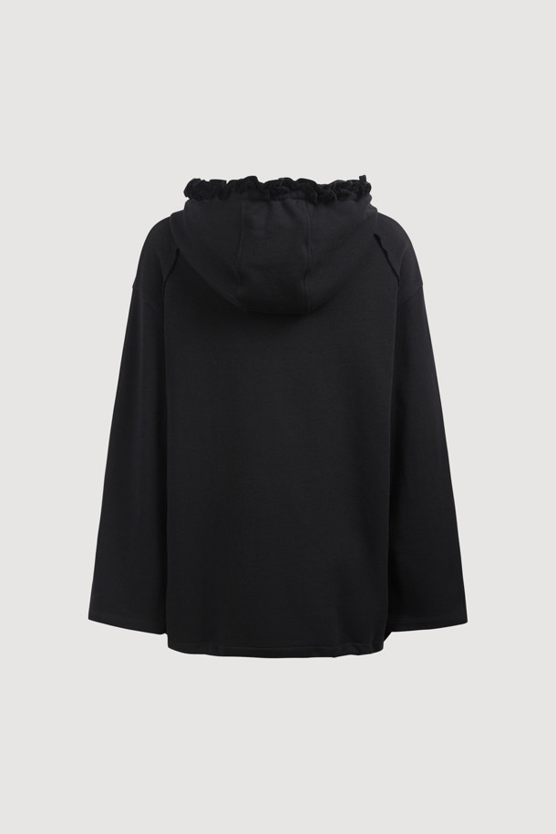 프릴 포인트 루즈핏 후드 티셔츠 (블랙)는 여성 고객을 위한 캐주얼 스타일의 후드 티셔츠입니다. 솔리드 3단 쮸리 면 소재로 제작되어 편안한 착용감을 제공하며, 봄, 가을에 적합합니다. 루즈핏으로 활동성을 높였으며, 프릴 디테일과 캥거루 포켓, 레터링 자수 디자인으로 포인트를 더했습니다. 산책룩, 집콕룩 등 다양한 TPO에 활용 가능하며, 미니멀한 스타일 연출에도 용이합니다. 긴 소매 기장의 무지 디자인으로 어떤 하의와도 쉽게 매치할 수 있습니다.
