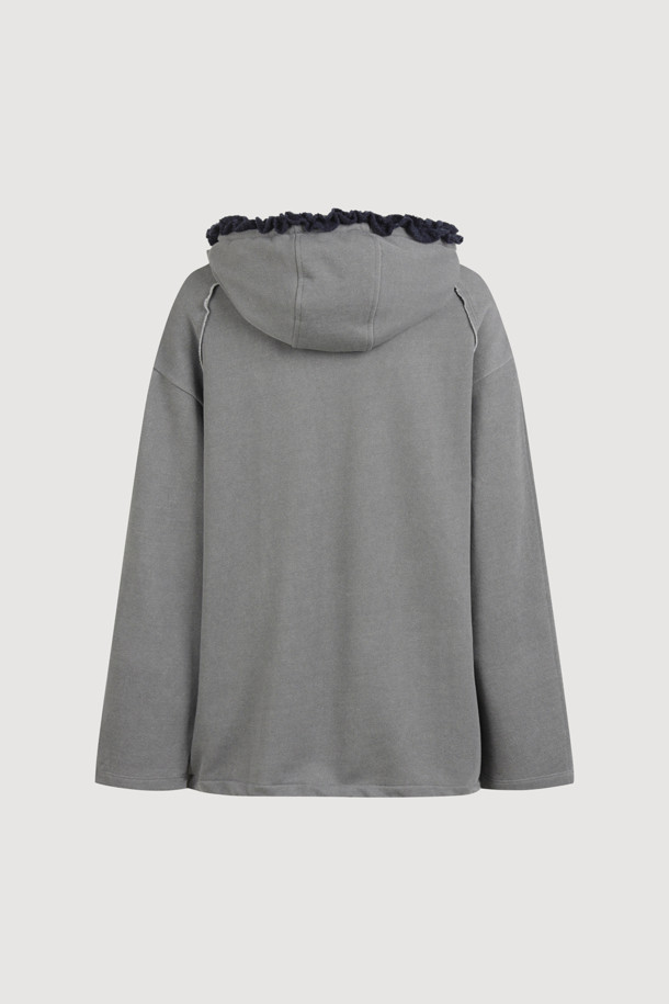 프릴 포인트 루즈핏 후드 티셔츠 (그레이)는 3단 쮸리 소재로 제작되어 부드러운 촉감을 선사하는 데일리 후드 티셔츠입니다. 캐주얼, 미니멀, 스트리트 스타일을 모두 소화할 수 있으며, 캥거루 포켓과 레터링 자수 디테일이 돋보입니다. 루즈핏으로 편안한 착용감을 제공하며, 피그먼트 워싱으로 빈티지한 멋을 더했습니다. 봄, 가을, 겨울 모두 활용 가능하며, 집콕룩이나 산책룩으로 활용하기 좋습니다. 
