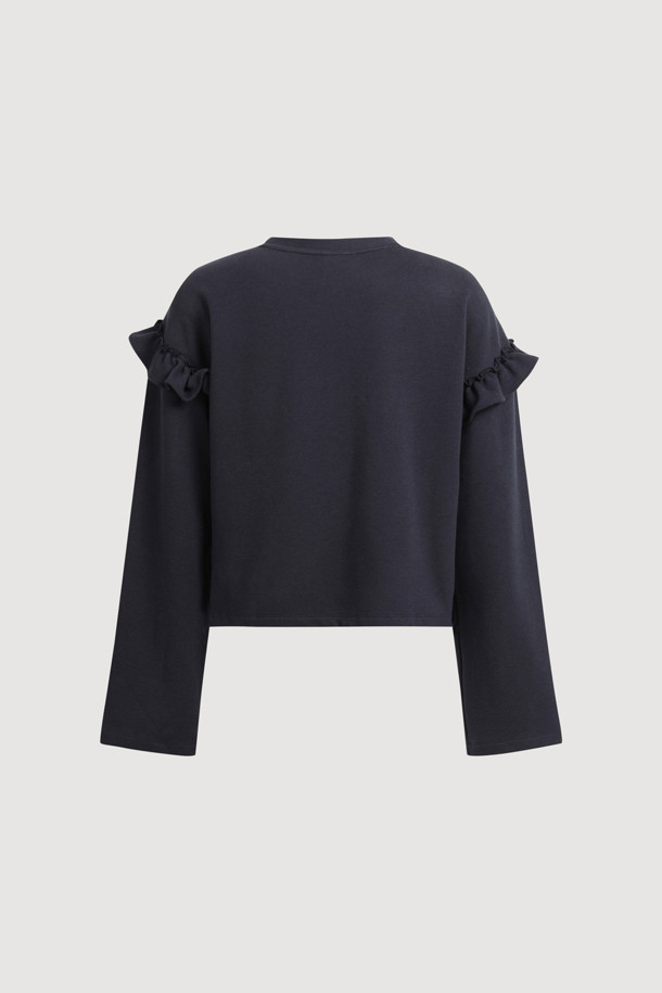 다크 네이비 컬러의 크로셰 자수 포인트 롱 슬리브 티셔츠입니다. 부드러운 니트라이크 져지 소재로 제작되어 편안한 착용감을 선사하며, 라운드넥과 루즈핏으로 캐주얼한 무드를 더했습니다. 프릴 디테일과 뜨개 자수 포인트가 여성스러운 매력을 돋보이게 합니다. 봄, 가을 시즌 데이트룩, 산책룩 등 다양한 일상 스타일에 활용하기 좋은 웨어러블한 디자인입니다. 미니멀, 걸리시 스타일을 즐겨 입는 여성분들께 추천합니다.
