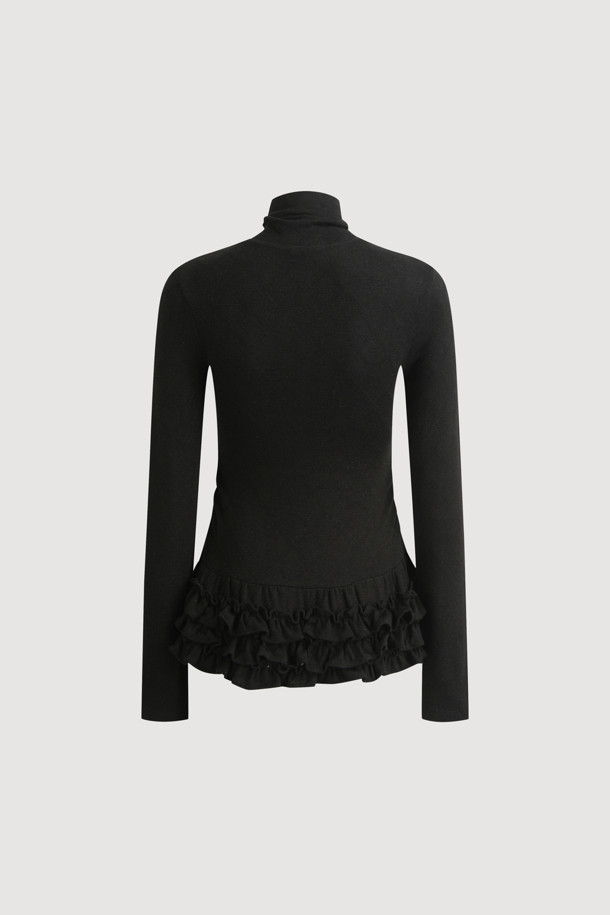 프릴 포인트 메탈 롱 슬리브 티셔츠 (블랙)는 여성 고객을 위한 우아하고 캐주얼한 스타일의 티셔츠입니다. 긴 소매와 슬림핏 디자인으로, 봄, 가을, 겨울철에 착용하기 좋습니다. 터틀넥 라인에 프릴 디테일이 더해져 여성스러운 포인트를 더했습니다. 일상 및 출근, 모임룩에 모두 활용 가능하며, 무지 디자인으로 미니멀하고 클래식한 스타일을 연출할 수 있습니다.
