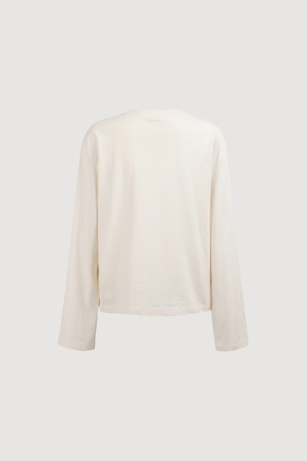 부드러운 면 소재의 '뷔스티에' 롱 슬리브 티셔츠입니다. 가볍고 얇은 두께감으로 봄, 가을 시즌에 활용하기 좋으며, 라운드넥과 긴 소매 디자인으로 여성스러운 무드를 연출합니다. 셔링 뷔스티에 디테일이 포인트이며, '실켓' 가공 처리된 싱글 져지 소재로 부드러운 촉감을 선사합니다. 스탠다드핏 또는 루즈핏으로 편안하게 착용 가능하며, 일상 및 데이트룩, 캐주얼 및 미니멀 스타일 연출에 적합합니다. 라이트 베이지 컬러로 다양한 하의와 매치하기 좋습니다.
