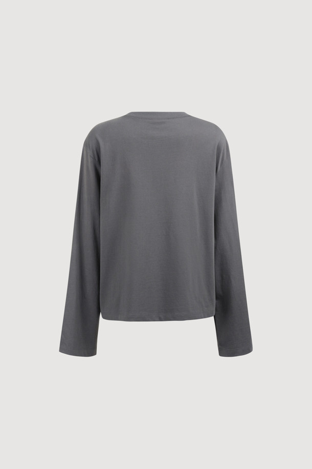 다크 그레이 컬러의 뷔스티에 롱 슬리브 티셔츠입니다. 부드러운 촉감의 면 소재로 제작되었으며, 봄, 가을에 착용하기 좋습니다. 루즈 핏에 라운드넥 디자인으로 편안한 착용감을 선사하며, 셔링 뷔스티에 디테일이 돋보입니다. 일상, 데이트룩, 모임룩 등 다양한 TPO에 캐주얼, 미니멀, 클래식 스타일로 연출하기 좋습니다. 싱글 져지 소재에 실켓 가공하여 부드러운 착용감을 느낄 수 있습니다.
