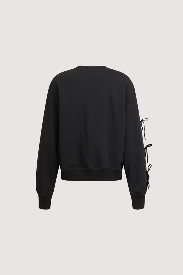 리본 포인트 스웨트셔츠 (블랙)는 여성들을 위한 캐주얼 스타일의 크롭 기장 맨투맨/스웨트셔츠입니다. 부드러운 면 소재로 제작되어 봄, 가을에 편안하게 착용하기 좋으며, 슬림핏으로 여성스러운 실루엣을 연출합니다. 라운드넥과 긴소매 디자인에 오른쪽 소매의 벨벳 리본 장식과 가슴 부분의 슈에뜨 자수 디테일이 포인트입니다. 데이트룩 또는 모임룩으로 걸리시하고 미니멀한 스타일을 연출해보세요.
