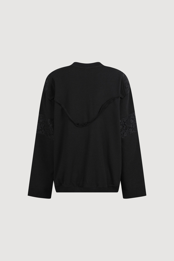 [Atelier] 레이스 패치 루즈핏 스웨트 티셔츠 (블랙)는 캐주얼하면서도 페미닌한 스타일을 연출하는 여성 의류입니다. 부드러운 져지 소재와 레이스 패치워크 디테일이 돋보이며, 라운드넥과 긴 소매 디자인으로 편안한 착용감을 선사합니다. 일상 룩, 특히 데이트룩에 적합하며 루즈핏으로 활동성을 높였습니다. 가슴 부분의 아틀리에 프린트가 특징이며, 진한 컬러 특성상 이염에 유의하여 착용해야 합니다.
