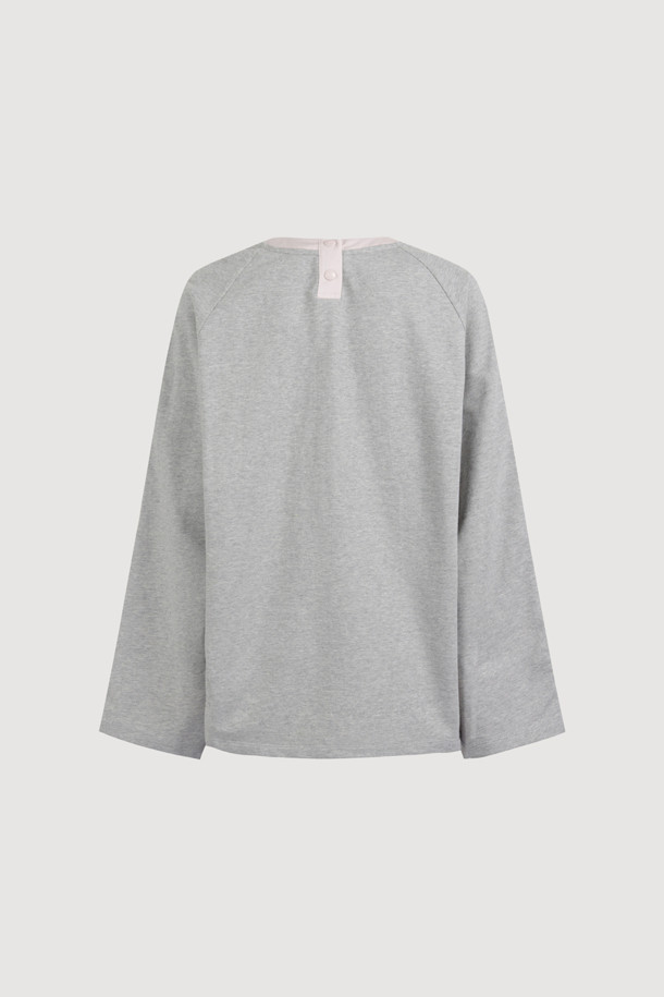 [Atelier] 우븐 믹스 롱 슬리브 티셔츠 (라이트 핑크)는 여성스러운 무드의 티셔츠입니다. 우븐과 미니 쮸리 소재를 혼방하여 바스락거리는 촉감과 은은한 광택감을 선사합니다. 라운드넥에 루즈핏으로 편안하게 착용 가능하며, 앞 중심의 아틀리에 자수 로고가 포인트입니다. 데이트룩이나 카페룩에 잘 어울리는 캐주얼, 스마트 캐주얼 스타일의 아이템으로, 봄, 가을에 활용하기 좋습니다. 블라우스처럼 여성스러운 분위기를 연출해보세요.
