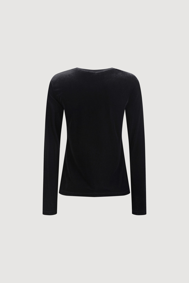 [Re-Order] [아뜰리에] 벨벳 U넥 긴 소매 티셔츠는 부드러운 벨벳 져지 소재로 제작되어 편안한 착용감을 선사합니다. 슬림핏 디자인의 블랙 컬러 무지 티셔츠로, U넥 라인과 긴 소매가 특징입니다. 봄, 가을, 겨울 모두 활용 가능하며, 신축성이 좋아 활동성을 높였습니다. "아뜰리에" 프린트 디테일이 더해져 베이직하면서도 세련된 스타일을 연출합니다. 데이트룩, 모임룩, 출근룩 등 다양한 TPO에 클래식, 미니멀, 시크 스타일로 코디하기 좋습니다.
