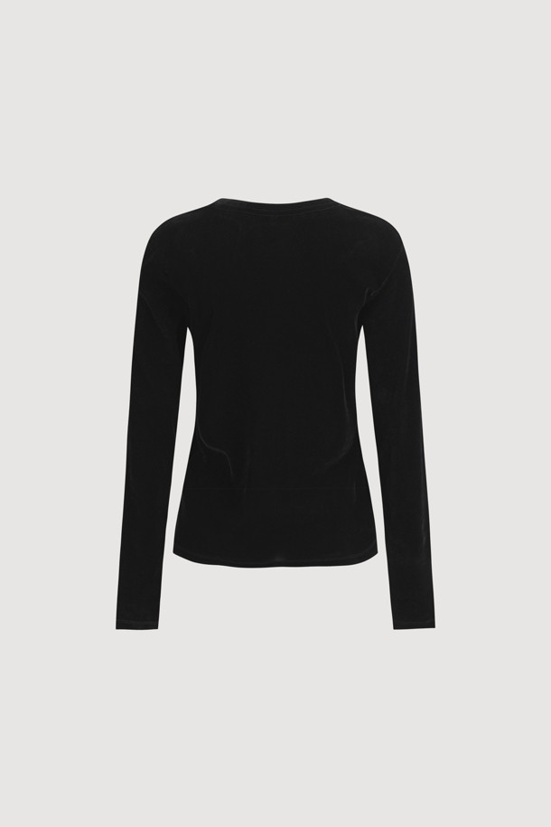 [Re-Order] [아틀리에] 벨벳 U넥 긴 소매 티셔츠는 부드러운 벨벳 져지 소재로 제작되어 은은한 광택과 고급스러운 분위기를 자아냅니다. 슬림핏 디자인과 U넥 라인이 여성스러운 실루엣을 강조하며, 블랙 컬러는 어떤 스타일에도 쉽게 매치할 수 있습니다. 사계절 내내 활용 가능한 얇은 두께감으로 편안하게 착용 가능하며, 아틀리에 프린트가 은은하게 포인트를 더합니다. 데이트룩, 모임룩, 소개팅룩 등 다양한 TPO에 맞춰 클래식, 미니멀, 시크한 스타일을 연출해보세요.
