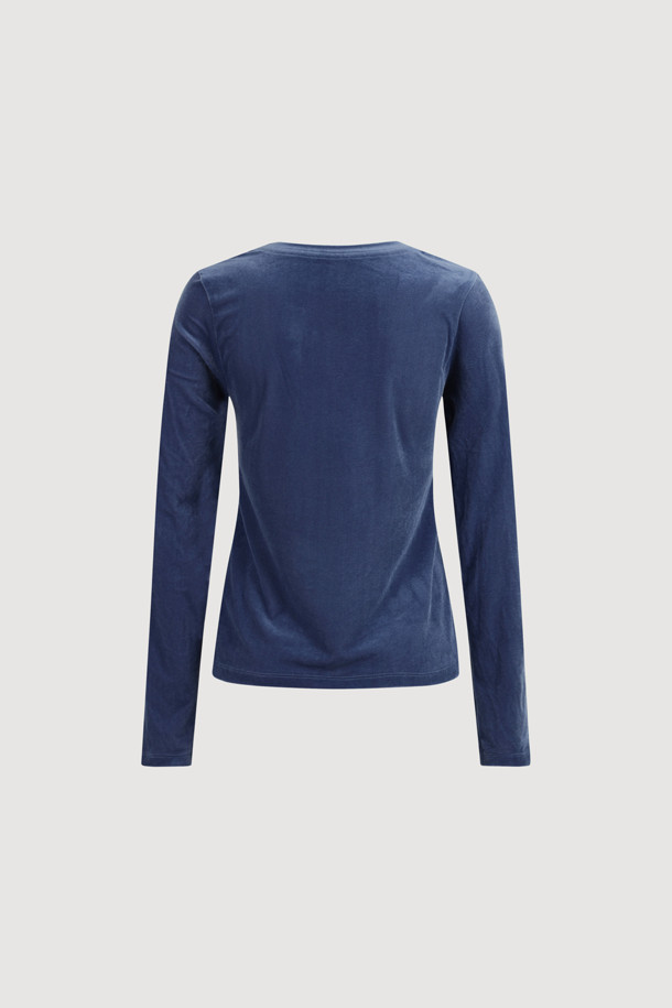 [Re-Order] [아틀리에] 벨벳 U넥 긴 소매 티셔츠는 부드러운 벨벳 져지 소재로 제작되어 가을과 겨울에 따뜻하고 편안하게 착용할 수 있습니다. 슬림핏 디자인에 U넥 라인으로 여성스러운 실루엣을 연출하며, 베이직한 스타일로 데이트룩, 모임룩 등 다양한 TPO에 활용하기 좋습니다. 신축성이 뛰어나 활동성을 높였으며, 앞 중심에는 아틀리에 프린트가 더해져 포인트를 줍니다. 얇은 두께감으로 레이어드하기 좋으며, 단독 손세탁을 권장합니다. 클래식, 미니멀, 캐주얼 스타일을 즐기는 분들께 추천합니다.
