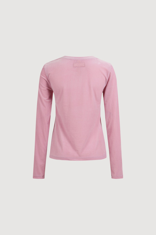 [Atelier] 벨벳 U넥 롱 슬리브 티셔츠(핑크)는 부드러운 벨벳 져지 소재로 제작되어 은은한 광택과 고급스러운 분위기를 자아냅니다. 슬림핏 디자인과 U넥 라인이 여성스러운 실루엣을 연출하며, 얇은 두께감으로 편안한 착용감을 선사합니다. 신축성이 좋아 활동성이 뛰어나며, 뒷넥 테이프 위 아틀리에 자수 포인트가 유니크함을 더합니다. 데이트룩, 모임룩, 파티룩 등 특별한 날을 위한 포인트 착장용으로 제격입니다. 캐주얼, 미니멀, 로맨틱 스타일을 모두 소화 가능한 활용도 높은 아이템입니다.
