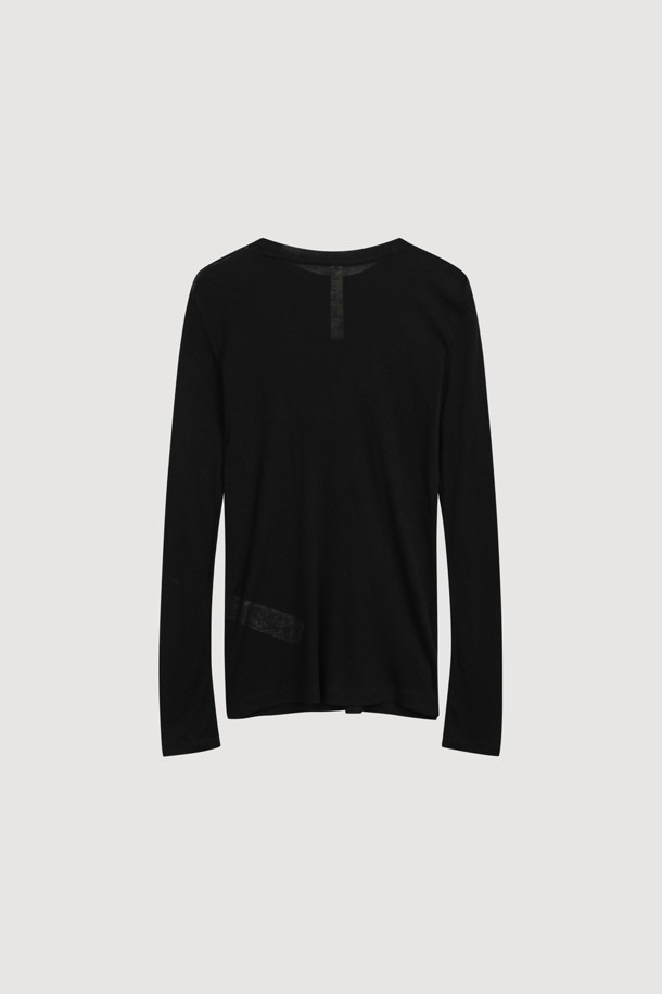 [Atelier] 엠브로이더리 포인트 슬림핏 긴팔 티셔츠 (블랙)는 부드러운 촉감의 울과 텐셀 혼방 소재로 제작되어 편안한 착용감을 선사합니다. 라운드넥 디자인에 아틀리에 자수 포인트와 레이스 테이프 디테일이 더해져 캐주얼하면서도 미니멀한 스타일을 연출합니다. 슬림핏으로 제작되어 슬림한 실루엣을 강조하며, 봄, 가을에 데이트룩 또는 카페룩으로 활용하기 좋습니다. 스탠다드 핏의 루즈한 실루엣이 특징이며, 블랙 컬러로 어떤 스타일에도 쉽게 매치할 수 있습니다.
