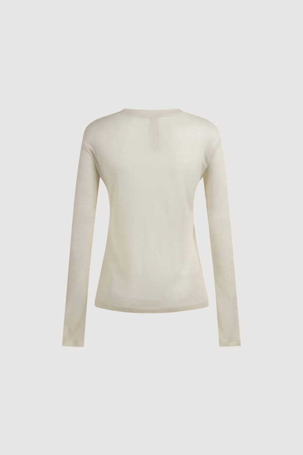 [Atelier] 자수 포인트 슬림 핏 긴팔 티셔츠는 부드러운 촉감의 울, 텐셀 혼방 소재로 제작되어 봄, 가을에 착용하기 좋습니다. 아이보리 컬러에 아틀리에 자수 포인트와 레이스 테이프 디테일이 더해져 캐주얼하면서도 베이직한 스타일을 연출합니다. 슬림핏 디자인과 라운드넥으로 편안하게 착용 가능하며, 얇은 두께감으로 다양한 스타일링에 활용하기 좋습니다. 동네 마실룩, 카페룩 등 편안한 TPO에 미니멀, 클래식한 스타일을 더해보세요. 후라이스 소재로 제작되어 부드러운 착용감을 선사합니다.
