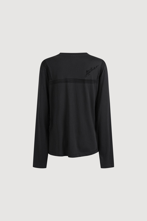 [Atelier] 리본 아플리케 롱 슬리브 티셔츠 (블랙)는 부드러운 모달 소재로 제작되어 편안한 착용감을 선사합니다. 유니크하고 캐주얼한 스타일을 연출하며, 메쉬 리본 디테일과 세일러 카라 프린트, 하이브리드 디자인이 돋보입니다. 라운드넥에 여유 있는 핏으로 편안함을 더했으며, 봄, 가을 계절에 데이트룩, 카페룩 등 다양한 TPO에 활용하기 좋습니다. 미니멀하면서도 로맨틱한 무드를 연출할 수 있는 긴소매 티셔츠입니다.
