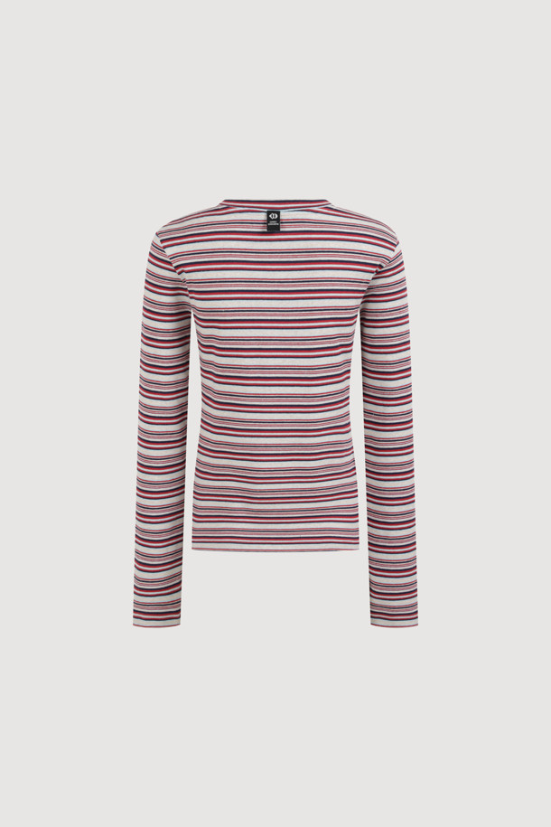 [Re-Order] 스트라이프 슬림핏 긴팔 티셔츠 (레드)는 캐주얼하고 베이직한 스타일의 긴팔 티셔츠입니다. 봄, 가을에 어울리는 슬림핏 디자인으로, 데이트룩이나 봄 소풍룩에 매치하기 좋습니다. 부드러운 신축성 좋은 소재로 제작되어 편안한 착용감을 선사합니다. 가슴 부분의 레터링 자수 포인트와 뒷넥 개발 라벨이 돋보이며, 레드 컬러의 스트라이프 패턴이 돋보입니다. 미니멀한 스타일을 선호하는 분들께 추천합니다.
