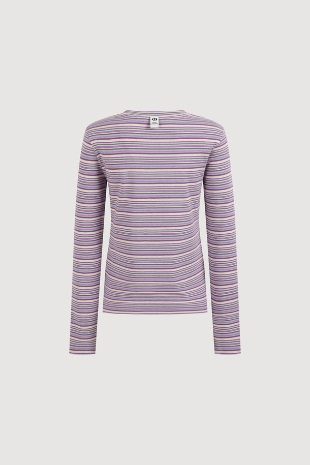 스트라이프 슬림 핏 롱 슬리브 티셔츠 (바이올렛)는 여성용 티셔츠로, 봄, 가을에 입기 좋은 긴소매 디자인입니다. 부드러운 면과 스판덱스 혼방 소재로 제작되어 편안한 착용감을 선사하며, 슬림 핏으로 깔끔한 실루엣을 연출합니다. 라운드넥에 가슴 레터링 자수 포인트와 뒷넥 개발 라벨 디테일이 돋보이며, 신축성 좋은 소재로 활동성을 높였습니다. 캐주얼하고 베이직한 스타일로, 동네 마실룩이나 봄 소풍룩에 활용하기 좋습니다.
