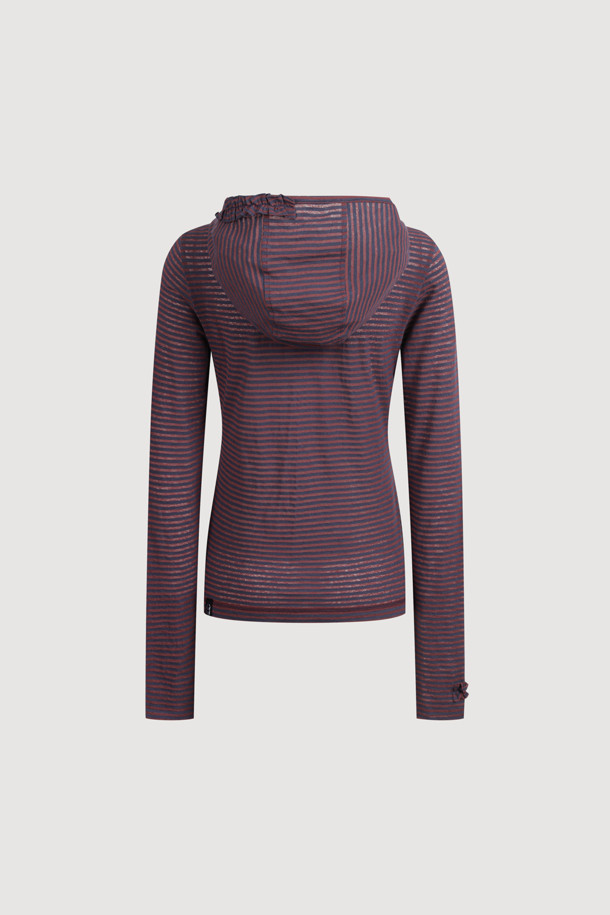 슬림핏 후드 티셔츠는 다크 브라운 컬러의 여성용 후드 티셔츠입니다. 봄, 가을 시즌에 적합하며, 얇은 두께와 부드러운 져지 소재로 편안한 착용감을 선사합니다. 슬림핏으로 제작되어 캐주얼하고 미니멀한 스타일을 연출하며, 소매와 후드에 프릴 디테일이 더해져 여성스러운 포인트를 더했습니다. 스트라이프 패턴과 배색 스티치 자수 디테일이 돋보이며, 기본 이너로 활용도가 높아 동네 마실룩, 카페룩, 봄 소풍룩 등 다양한 TPO에 활용하기 좋습니다.
