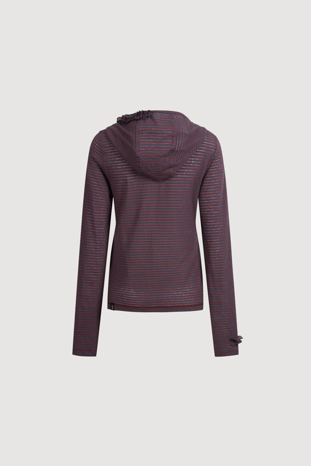 **슬림핏 후드 티셔츠**

여성용 슬림핏 후드 티셔츠입니다. 갈색 컬러에 캐주얼한 스타일로, 봄, 가을에 착용하기 좋습니다. 소매와 후드 부분에 프릴 디테일이 있으며, 배색 스티치 자수가 포인트입니다. 스트라이프 및 플라워 패턴으로 디자인되어 있으며, 기본 이너 티셔츠로 활용 가능합니다. 동네 마실룩, 카페룩, 봄 소풍룩 등 다양한 TPO에 맞춰 미니멀하고 로맨틱한 스타일을 연출해보세요.
