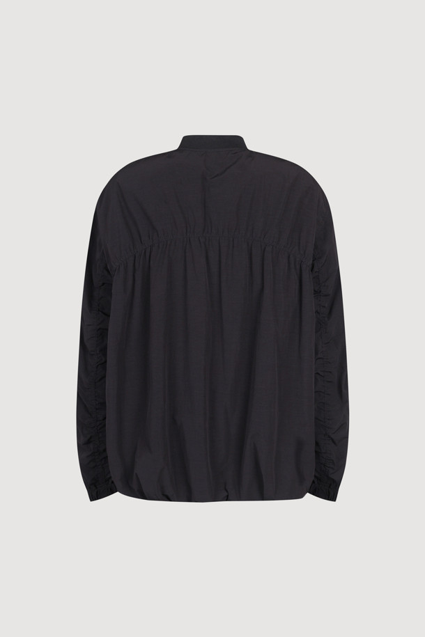 솔리드 포켓 집업 점퍼 (블랙)는 가볍고 부드러운 나일론 소재로 제작되어 봄, 가을 간절기에 적합합니다. 루즈핏으로 편안한 착용감을 선사하며, 블랙 컬러에 무지 패턴으로 어떤 옷에도 쉽게 매치할 수 있습니다. 밑단 밴딩과 니트 넥라인, 아웃포켓, 셔링 디테일이 더해져 캐주얼하면서도 페미닌한 스타일을 연출합니다. 동네 마실룩이나 산책룩과 같이 가벼운 일상에 미니멀하게 활용하기 좋습니다. 긴 소매 기장의 집업 스타일 점퍼입니다.
