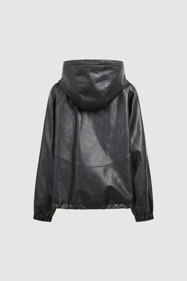 [Re-Order] 페이크 레더 후드 점퍼 (블랙)는 가을, 겨울 시즌에 어울리는 여성용 점퍼입니다. 루즈핏으로 제작되어 편안한 착용감을 선사하며, 지퍼형 여밈 방식으로 간편하게 착용할 수 있습니다. 블랙 컬러에 로고 패턴이 더해져 캐주얼하고 스트릿한 무드를 연출합니다. 두꺼운 두께감의 인조가죽과 페이크 스웨이드 배색으로 고급스러움을 더했으며, 긴 소매와 후드 디자인이 특징입니다. 겨울 데일리룩, 쇼핑룩, 산책룩 등 다양한 TPO에 활용할 수 있습니다.
