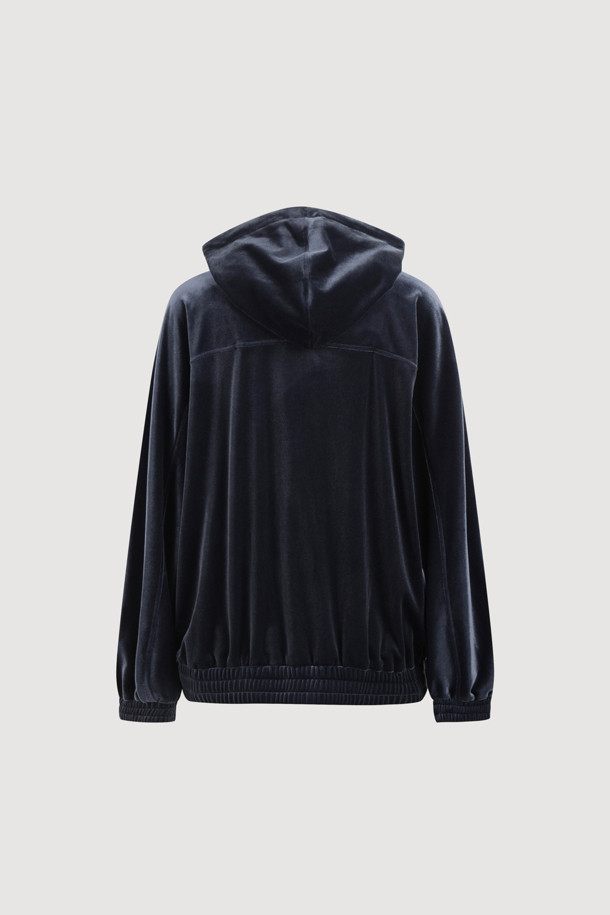 블루 컬러의 [Re-Order] 후드 벨벳 집업 점퍼입니다. 부드러운 촉감의 벨벳 소재로 제작되어 가을, 겨울 시즌 캐주얼하게 활용하기 좋습니다. 오버핏으로 편안함을 강조했으며, 밑단 밴딩과 블루종 실루엣으로 트렌디한 스타일을 연출합니다. 양옆 포켓과 로고 와펜 디테일로 포인트를 더했습니다. 데일리룩, 동네 마실룩, 산책룩 등 다양한 TPO에 활용하여 미니멀, 시티보이 스타일을 완성해 보세요.
