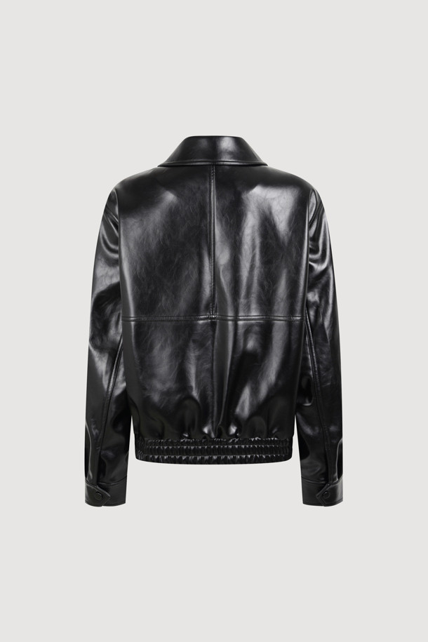 페이크 레더 카라 점퍼 (블랙)는 가을, 겨울 시즌에 어울리는 여성용 아우터입니다. 캐주얼, 스트릿 스타일을 연출하기 좋으며, 넉넉한 레귤러핏으로 편안하게 착용할 수 있습니다. 블랙 컬러의 무지 디자인에, 인조가죽 소재와 두꺼운 두께감으로 따뜻함을 더했습니다. 칼라 디테일, 지퍼 슬라이더 장식, 가슴 포켓, 스냅 버튼, 밑단 밴딩, 럭키 로고 안감 등 다양한 특징을 갖춘 블루종 스타일의 점퍼입니다. 겨울 데일리룩, 쇼핑룩, 모임룩에 활용하기 좋은 아이템입니다.
