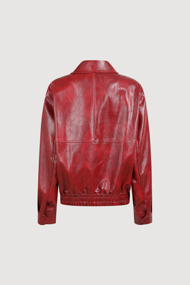 페이크 레더 카라 점퍼 (레드)는 캐주얼, 스트릿 스타일을 즐기는 여성들을 위한 크롭 기장의 인조 가죽 점퍼입니다. 봄, 가을에 적합하며, 부드러운 촉감의 소재로 제작되어 편안하게 착용할 수 있습니다. 지퍼형 여밈 방식에 밑단 이밴드 블루종 디자인으로 활동성을 높였으며, 워시드 가공과 래키 (LUCKY) 로고 안감, 가슴 포켓 스냅 디테일이 특징입니다. 데이트룩, 쇼핑룩 등 다양한 TPO에 맞춰 미니멀한 스타일링을 연출해보세요. 루즈핏으로 편안하면서도 멋스러운 핏을 선사합니다.
