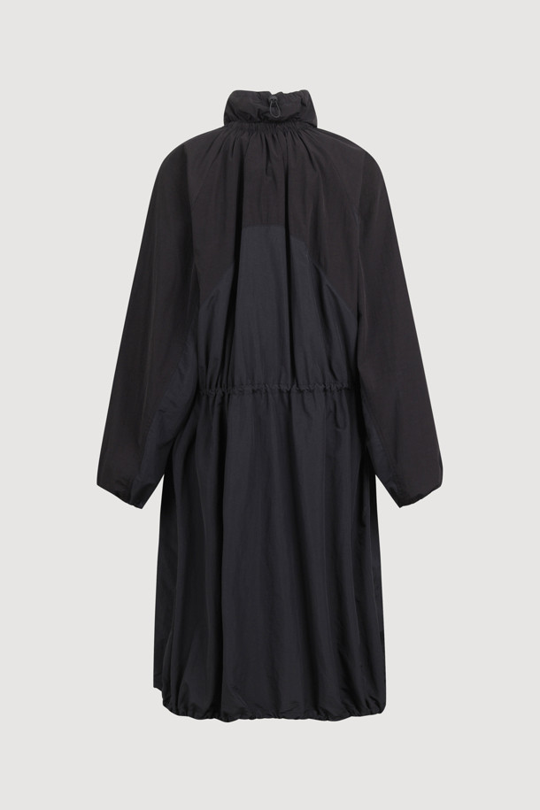 볼륨 포켓 롱 점퍼 (black)는 캐주얼, 스트리트 스타일을 즐기는 분들을 위한 아우터입니다. 롱 기장의 무지 디자인으로, 봄, 가을에 가볍게 걸치기 좋습니다. 루즈핏에 부드러운 나일론 소재를 사용하여 편안한 착용감을 선사하며, 넥과 허리 밑단의 셔링 디테일이 여성스러운 실루엣을 연출합니다. 원피스형 실루엣과 볼륨감 있는 디자인, 입체적인 아웃 포켓이 돋보이며, 지퍼 여밈 방식으로 간편하게 착용할 수 있습니다. 동네 마실룩이나 산책룩에 안성맞춤입니다.
