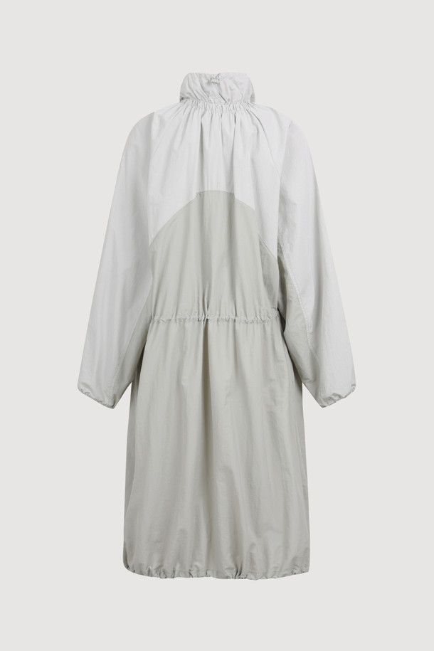 볼륨 포켓 롱 점퍼 (라이트 그레이)는 캐주얼, 스트릿, 미니멀 스타일을 즐겨 입는 여성 고객을 위한 아이템입니다. 가볍고 부드러운 나일론 소재로 제작되어 봄, 가을 간절기에 적합하며, 얇은 두께감으로 편안한 착용감을 선사합니다. 롱 기장과 루즈핏으로 체형 커버에 효과적이며, 볼륨감 있는 포켓 디자인과 넥, 허리 밑단 셔링 디테일이 돋보입니다. 지퍼 여밈 방식으로 간편하게 착용 가능하며, 동네 마실룩, 산책룩 등 일상적인 활동에 스타일리시함을 더해줍니다. 원피스 같은 실루엣으로 여성스러움을 강조하며 다양한 룩에 활용하기 좋습니다.
