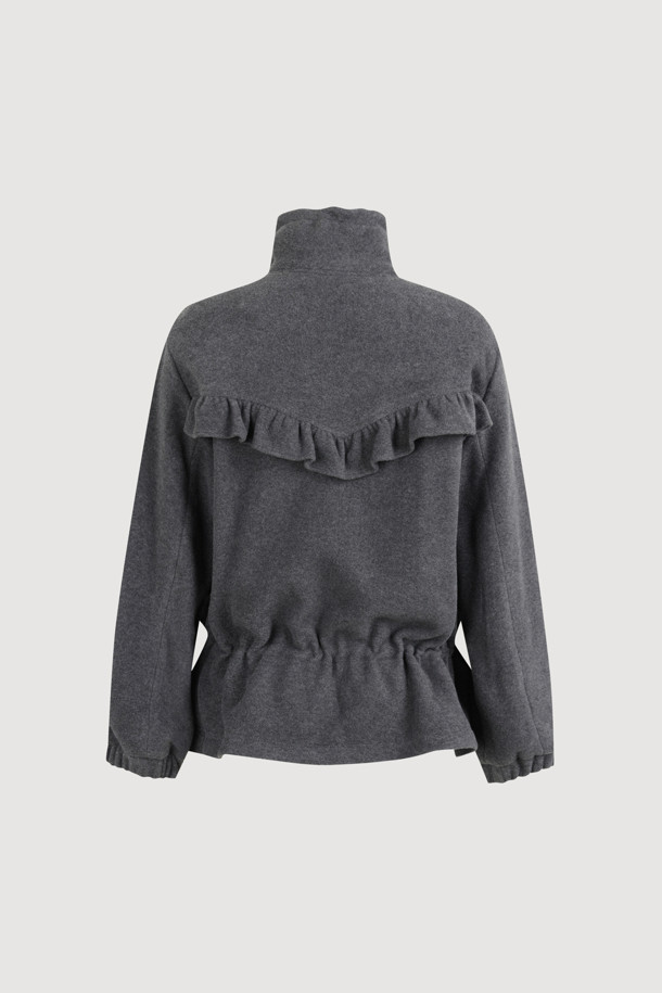 **[Re-Order] 프릴 디테일 체크 점퍼**는 여성스러운 무드의 캐주얼룩을 연출하는 아우터입니다. 베이지와 그레이 두 가지 색상으로 출시되었으며, 가을과 겨울에 따뜻하게 입을 수 있습니다. 부드러운 플리스 소재에 두꺼운 두께감으로 포근함을 더하고, 벌룬 핏과 루즈핏으로 편안한 착용감을 선사합니다. 체크 및 스트라이프 패턴으로 포인트를 더했으며, 투웨이 지퍼와 허리 스트링, 프릴 디테일이 돋보입니다. 산책룩과 같은 일상에서 돋보이는 스타일을 완성해보세요.
