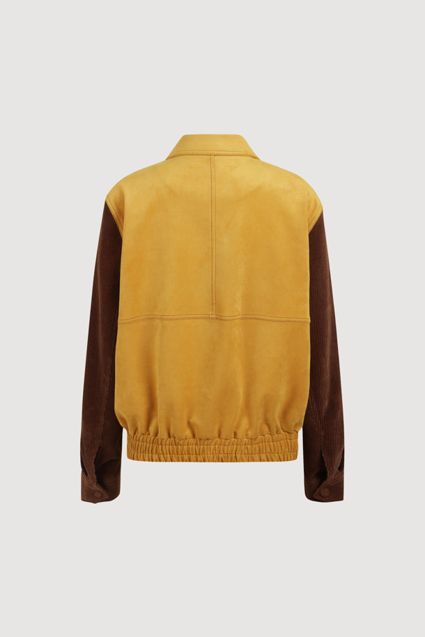 코듀로이 슬리브 페이크 스웨이드 점퍼 (옐로우)는 부드러운 스웨이드 소재의 몸판과 코듀로이 소매의 조화가 돋보이는 여성용 점퍼입니다. 캐주얼, 미니멀, 클래식 스타일을 아우르는 디자인으로, 가을과 겨울에 따뜻하게 착용하기 좋습니다. 오버핏 크롭 기장으로 편안한 착용감을 선사하며, 빅 사이즈 포켓과 금속 지퍼 디테일이 돋보입니다. 여행룩, 캠핑룩 등 다양한 TPO에 활용 가능하며, 옐로우와 브라운 두 가지 컬러로 만나볼 수 있습니다.
