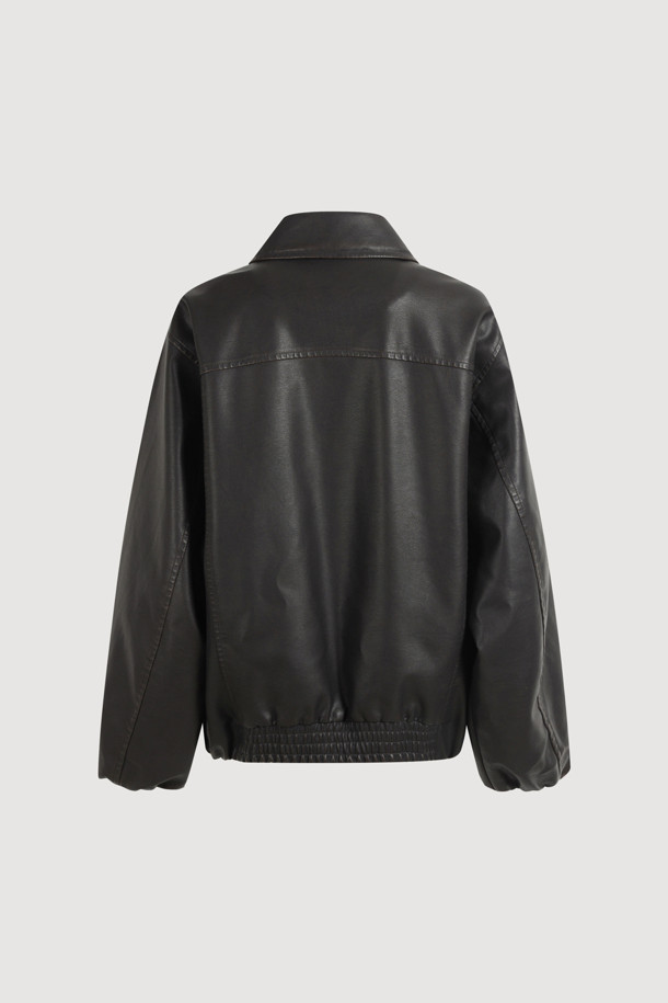 다크 브라운 컬러의 워싱 페이크 레더 카라 점퍼입니다. 힙 기장의 오버핏 블루종 스타일로, 가을과 겨울에 따뜻하게 착용할 수 있습니다. 겉감은 인조가죽 소재이며, 두꺼운 두께감과 패딩 안감으로 보온성을 높였습니다. 지퍼 여밈 방식과 아웃포켓 디테일, 밴딩 마감으로 활동성을 더했습니다. 데이트룩, 모임룩, 캐주얼 및 미니멀 스타일링에 모두 잘 어울립니다.
