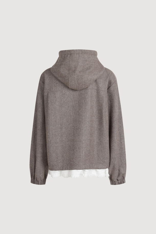 헤링본 후드 아노락 점퍼는 따뜻한 울 소재로 제작되어 겨울철에도 포근함을 선사합니다. 클래식한 헤링본 패턴에 스탠다드 핏으로, 유행을 타지 않는 스타일을 연출합니다. 후드 스트링 디테일과 엠블럼 슬라이더, 레터링 와펜으로 디자인의 완성도를 높였습니다. 리본 연출이 가능한 후드로 다양한 스타일을 소화할 수 있으며, 캐주얼하고 미니멀한 룩을 완성하기 좋습니다. 브라운 컬러의 집업 방식 아노락 점퍼로, 일상에서 편안하게 착용할 수 있습니다.
