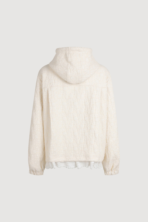 헤링본 후드 아노락 점퍼는 울 소재로 제작되어 따뜻한 착용감을 선사하는 여성용 아우터입니다. 아이보리 컬러의 스탠다드핏 디자인은 클래식하면서도 유니크한 스타일을 연출하며, 겨울철 출근룩과 모임룩에 모두 잘 어울립니다. 헤링본 패턴과 후드 스트링 리본 디테일, 엠블럼 슬라이더, 레터링 와펜, 솔리드 배색이 특징이며, 긴 소매와 집업 여밈 방식이 특징입니다. 두꺼운 두께감으로 보온성을 높였으며, 미니멀, 캐주얼 스타일을 선호하는 분들께 추천합니다.
