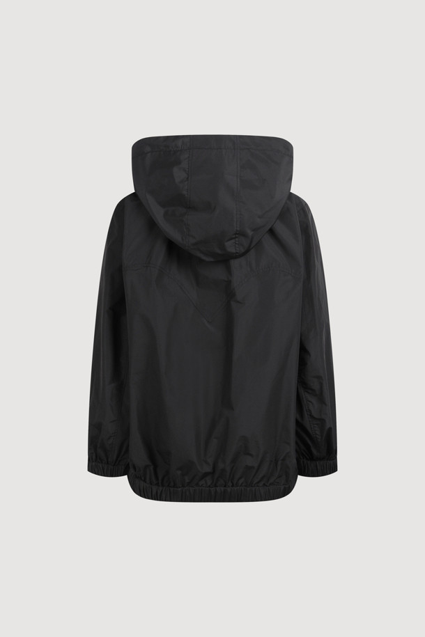 [Re-Order] [아뜰리에] 후드 아노락 점퍼 (블랙)는 여성 고객을 위한 캐주얼, 스포티 스타일의 아노락입니다. 봄, 가을에 어울리는 루즈핏의 후드 점퍼로, 힙 기장입니다. 블랙 컬러의 무지 디자인이며, 부드러운 촉감의 폴리에스터, 면 혼방 소재로 제작되었습니다. 셔링, 리본, 테이프, 니트 부자재 디테일이 특징이며, 산책룩에 활용하기 좋습니다. 긴 소매 기장으로 간절기에 편안하게 착용할 수 있습니다.
