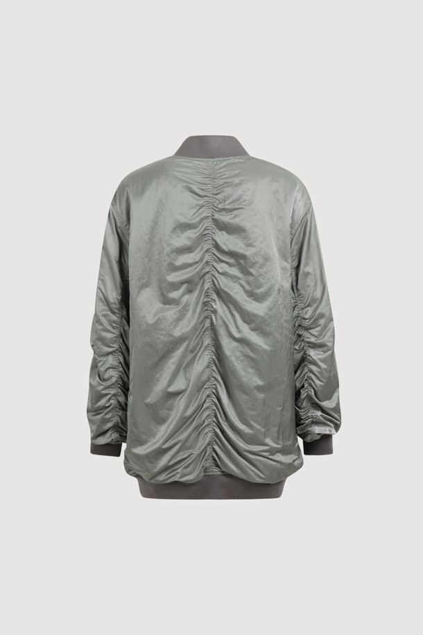 [Re-Order] [아뜰리에] 러플 디테일 하프 점퍼 (카키)는 봄, 가을에 산책룩 또는 캐주얼, 미니멀 스타일을 연출하기 좋은 여성 점퍼입니다. 부드러운 촉감의 나일론 소재로 제작되었으며, 보통 두께감으로 간절기에 활용하기 좋습니다. 코쿤핏 디자인에 은은한 광택감이 돋보이며, 러플 디테일과 파카링 봉제, 미니 포켓, 플라켓 디자인이 특징입니다. 지퍼형 여밈 방식으로 간편하게 착용할 수 있으며, 하프 기장의 블루종 스타일로 다양한 하의와 매치하기 좋습니다. 카키 컬러로 어떤 옷에도 잘 어울려 데일리 아우터로 추천합니다.
