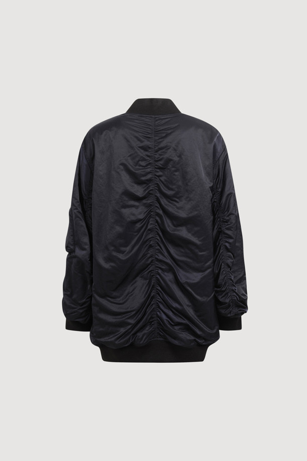 [Re-Order] [아뜰리에] 러플 디테일 하프 점퍼 (다크 네이비)는 산책룩과 봄 소풍룩에 어울리는 여성용 아우터입니다. 다크 네이비 컬러의 무지 디자인으로, 캐주얼, 미니멀, 클래식 스타일을 연출하기 좋습니다. 부드러운 촉감의 나일론 소재로 제작되었으며, 힙 기장의 코쿤핏으로 편안하게 착용할 수 있습니다. 지퍼형 여밈 방식에 긴 소매, 블루종 코트 타입으로 디자인되었으며, 러플 디테일, 파카링 봉제, 미니 포켓, 플라켓 디자인, 은은한 광택감이 특징입니다. 봄, 가을 시즌에 활용하기 좋은 보통 두께의 점퍼입니다.
