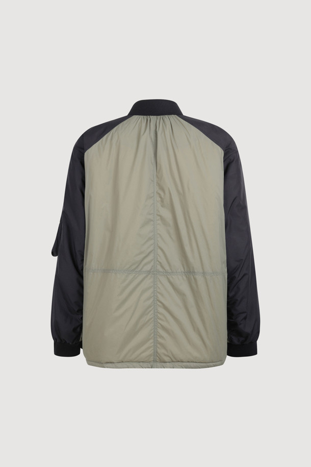 카키 컬러의 볼륨 패딩 점퍼입니다. 가을, 겨울 시즌 여성 의류로, 가볍고 부드러운 나일론 소재를 사용하여 편안한 착용감을 선사합니다. 오버핏 디자인에 볼륨감 있는 실루엣이 특징이며, 니트 시보리 디테일과 셔링 포켓으로 포인트를 더했습니다. 캐주얼 및 미니멀 스타일을 즐겨 입는 분들께 산책룩으로 추천하는 제품입니다. 버튼 여밈 방식의 크롭 기장으로 세련된 핏을 연출합니다.
