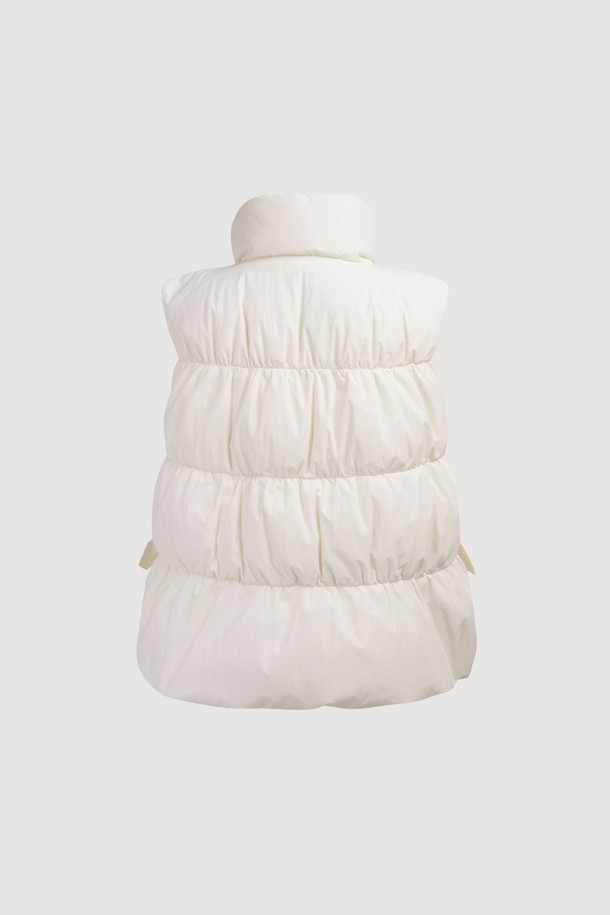 [Re-Order] 리본 다운 베스트 (다크 아이보리)는 겨울철 여성의 우아함과 따뜻함을 동시에 선사하는 다운 베스트입니다. 부드러운 촉감의 나일론과 스판덱스 혼방 소재, 그리고 샤이니 안감으로 고급스러운 착용감을 느낄 수 있습니다. 페미닌하고 캐주얼한 스타일을 연출하며, 리본 및 셔링 디테일로 포인트를 더했습니다. 투웨이 지퍼와 레귤러핏으로 편안한 착용감을 제공하며, 구스다운 충전재로 뛰어난 보온성을 자랑합니다. 데이트룩과 출근룩 등 다양한 TPO에 활용 가능하여, 캐주얼, 미니멀, 로맨틱 스타일을 즐기는 여성에게 추천합니다.
