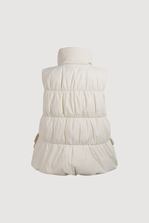 리본 디테일이 돋보이는 [Re-Order] 리본 다운 베스트는 페미닌한 무드를 연출합니다. 부드러운 유연함을 자랑하는 나일론, 스판덱스 혼방 소재로 제작되어 편안한 착용감을 선사합니다. 숏 기장과 투웨이 지퍼 여밈으로 세련된 실루엣을 강조하며, 셔링 디테일과 샤이니 안감이 고급스러움을 더합니다. 데이트룩, 모임룩 등 다양한 TPO에 활용 가능한 아이보리 컬러의 겨울철 필수 아이템입니다. 구스다운 충전재와 패딩 안감으로 보온성을 높였습니다.
