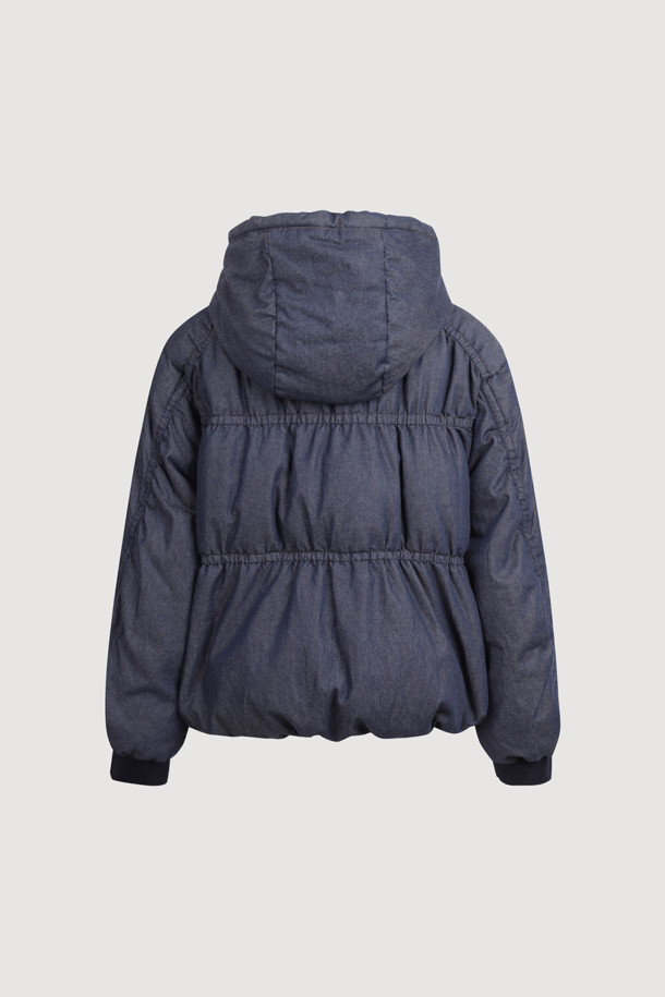 데님 구스다운 후디 점퍼 (블루)는 여성스러운 무드와 스포티한 스타일을 동시에 연출하는 아우터입니다. 두꺼운 데님 소재에 구스다운 충전재를 사용하여 보온성을 높였으며, 허리 아래 기장의 루즈핏으로 편안하게 착용할 수 있습니다. 소매는 니트 시보리로 마감하고 밑단에 밴딩을 더해 활동성을 더했습니다. 둥근 실루엣과 스트링 디테일이 돋보이는 겨울철 필수 아이템입니다. 스냅 여밈 방식으로 간편하게 착용 가능하며, 일상복으로 활용하기 좋습니다.
