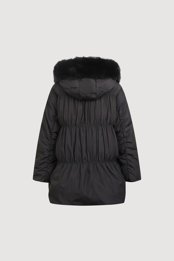 블랙 컬러의 폭스 퍼 트리밍 후드 다운 점퍼입니다. 여성스러운 페미닌 및 러블리 무드를 연출하며, 세미 A라인 핏으로 날씬한 실루엣을 선사합니다. 부드러운 구스다운 소재와 두꺼운 두께감으로 뛰어난 보온성을 제공하며, 탈부착 가능한 폭스 퍼 트리밍, 벨벳 리본 및 셔링 디테일이 고급스러움을 더합니다. 럭키 로고 패턴 안감과 긴 소매 기장, 집업 여밈 방식으로 편안한 착용감을 선사하며, 데이트룩, 모임룩, 연말 모임룩 등 다양한 TPO에 활용 가능합니다. 클래식, 로맨틱, 미니멀 스타일을 즐기는 여성분들께 추천합니다.
