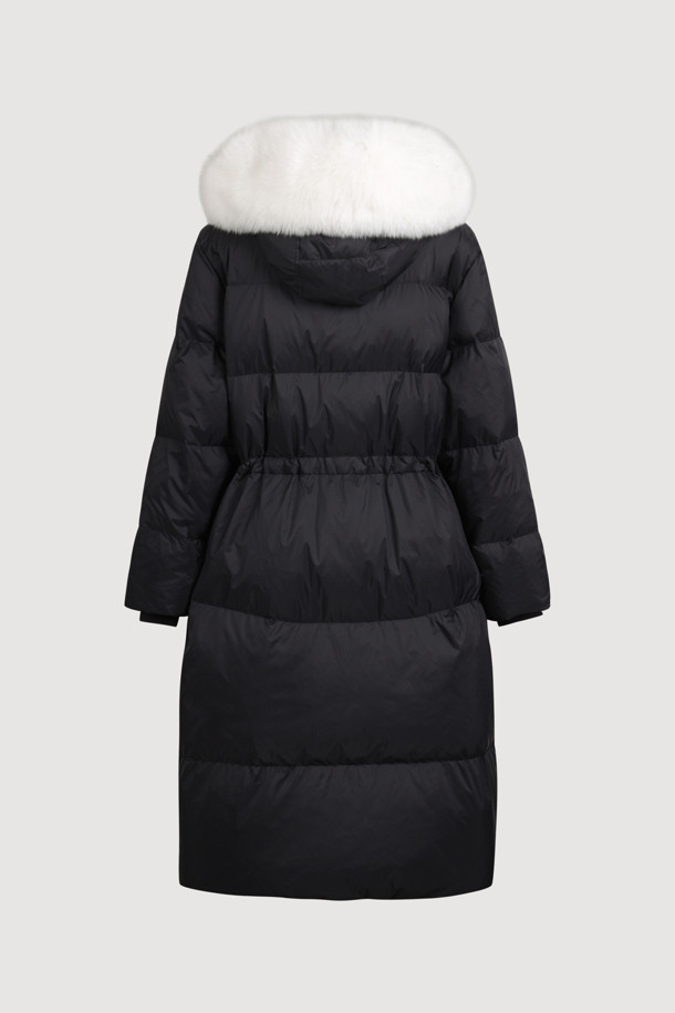 블랙 컬러의 폭스 퍼 후드 구스다운 코트입니다. 추운 겨울, 캐주얼하고 미니멀한 스타일을 연출하기 좋습니다. 탈부착 가능한 리얼 폭스퍼 후드로 고급스러움을 더했으며, 허리 라인과 밑단 스트링으로 핏을 조절할 수 있습니다. 겉감은 부드러운 나일론 소재이며, 안감은 럭키 로고 패턴으로 디자인되었습니다. 출근룩이나 여행룩에 활용하기 좋은, 보온성이 뛰어난 맥시 기장의 구스다운 코트입니다.
