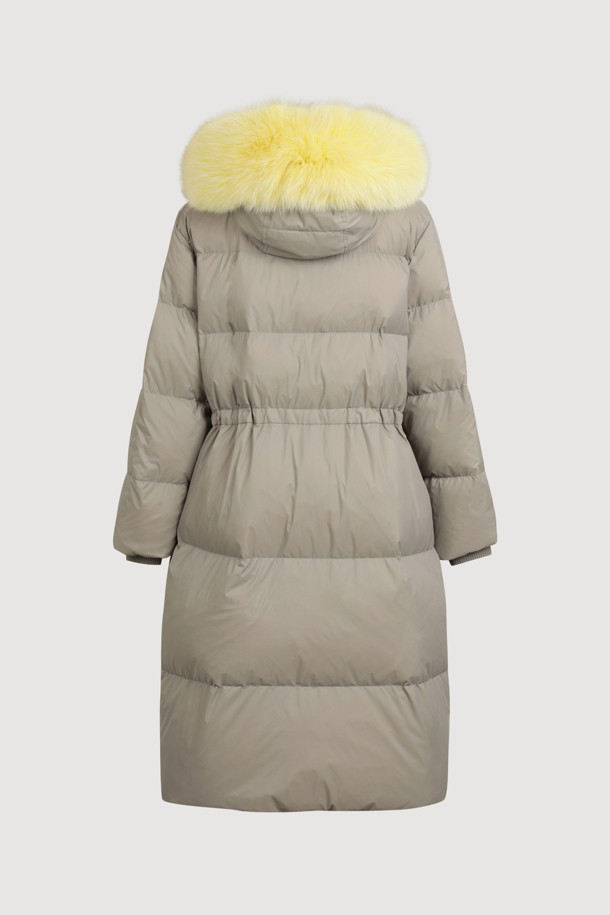 라이트 카키 색상의 폭스 퍼 후드 구스다운 코트는 겨울철 캐주얼 스타일을 완성하는 여성 아우터입니다. 탈부착 가능한 리얼 폭스퍼 후드가 고급스러운 분위기를 더하며, 허리와 밑단의 스트링 조절로 사이즈를 맞춤 조절할 수 있습니다. 겉감은 부드러운 촉감의 나일론 소재이며, 안감은 로고 패턴으로 포인트를 주었습니다. 맥시 기장의 두꺼운 구스다운 코트로 보온성을 높였으며, 지퍼와 스냅 여밈 방식으로 깔끔하게 착용 가능합니다. 여행룩, 캠핑룩 등 다양한 TPO에 미니멀, 클래식 스타일로 활용하기 좋습니다.
